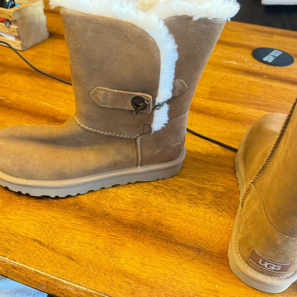 Beautiful- Tan UGG Boots NWT - Picture 2 of 5